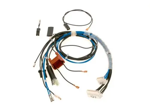 Kabelbaum mit mehreren Drähten und Anschlüssen, geeignet für elektrische Verbindungen. Teile in unterschiedlichen Farben und Formen sind sichtbar, hergestellt von Bosch.